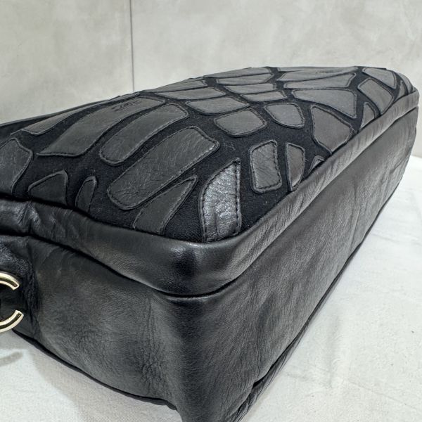 Chanel 絨毛皮革拼色相機包 