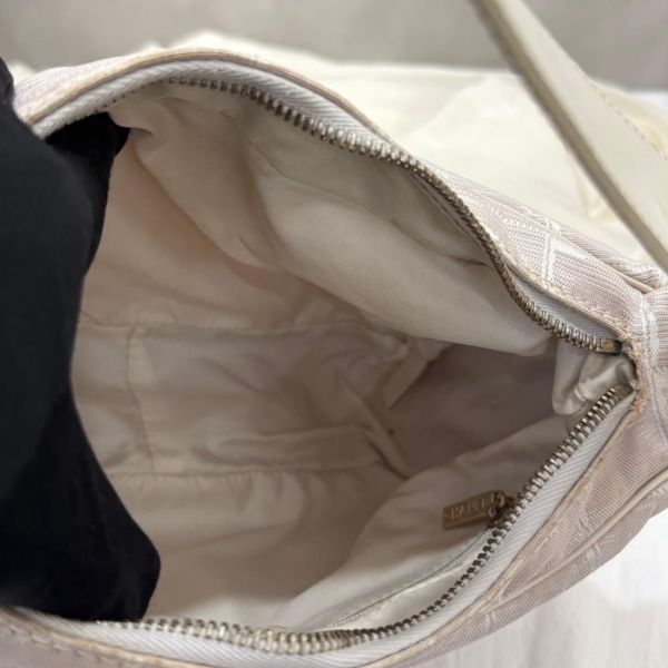 Chanel 粉色冰格腋下包 