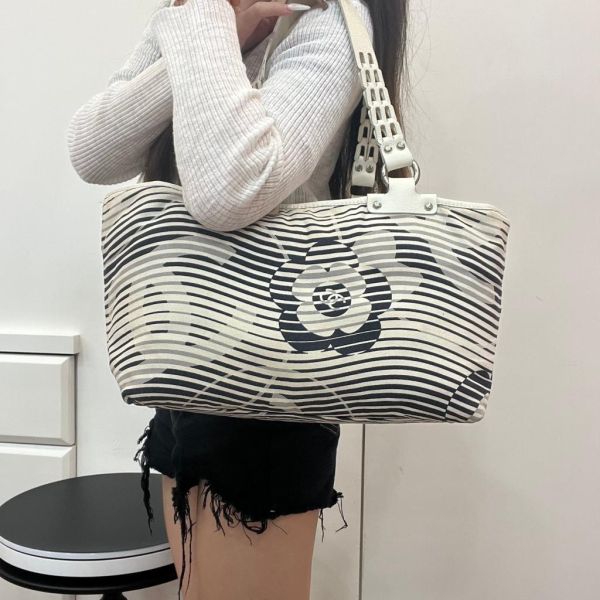 Chanel 山茶花托特包 