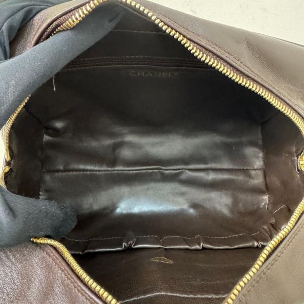 Chanel 咖色皮革化妝包 