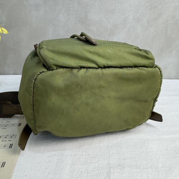 Prada 經典軍綠色尼龍後背包 