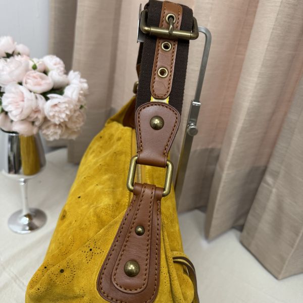 LV 麂皮鏤空腋下包 