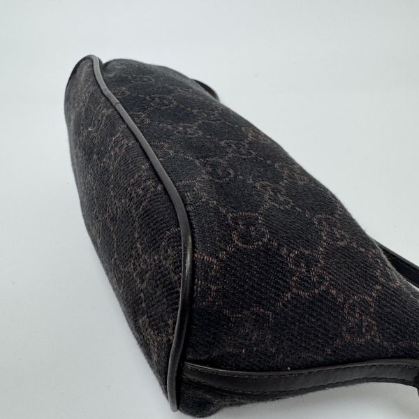 Gucci 黑色老花腋下包 