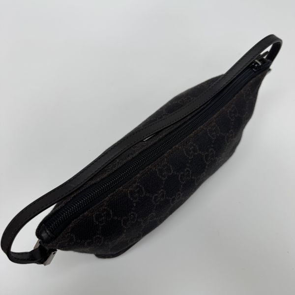 Gucci 黑色老花腋下包 