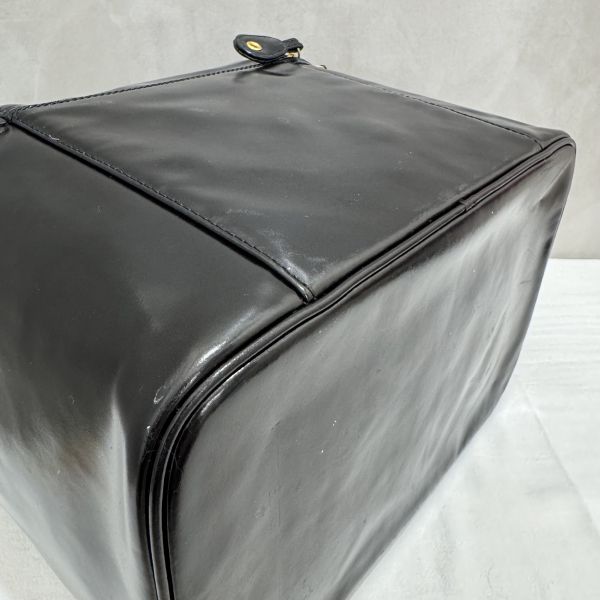 Chanel 大款漆皮手提化妝包 