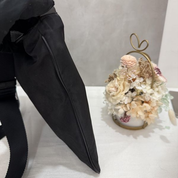 PRADA 經典黑色尼龍斜背包 