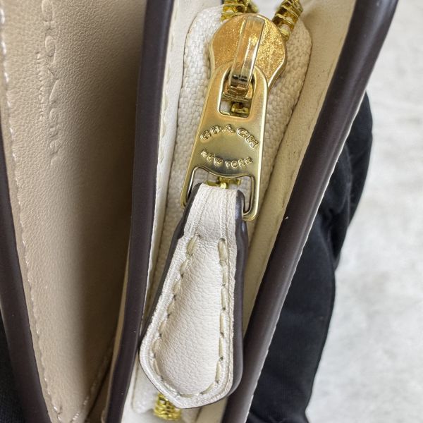 Coach 米白中型拉鍊零錢包 