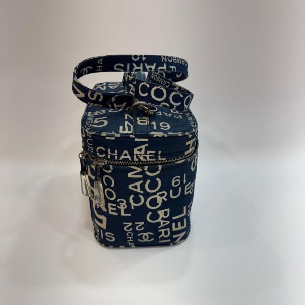 CHANEL 帆布字母塗鴉化妝箱包 