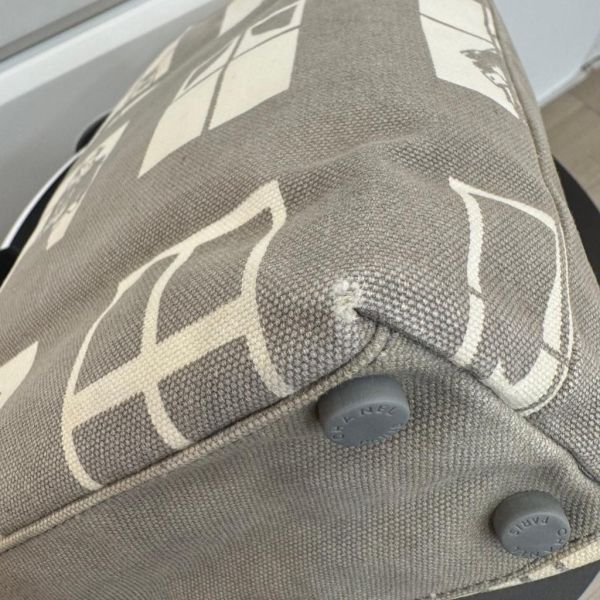 Chanel 櫥窗人物塗鴉帆布包 
