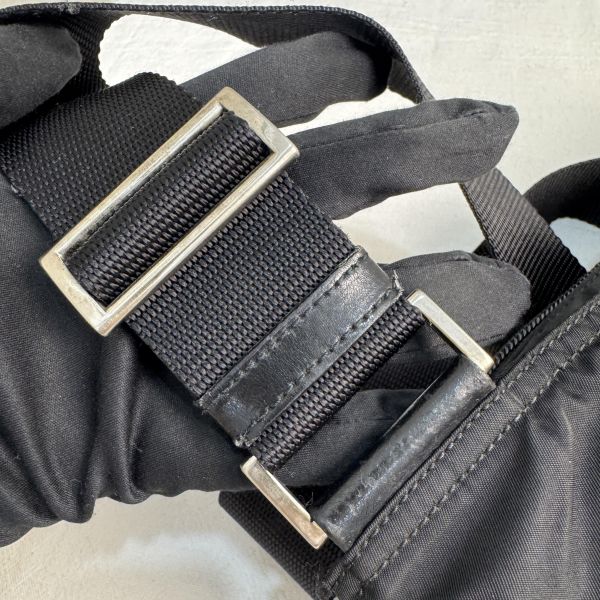 Prada 黑色尼龍斜背包 