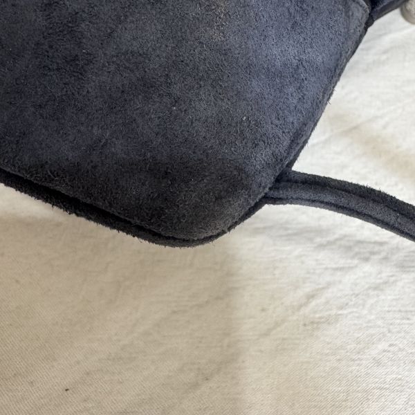 Chanel 黑色緞面珍珠logo後背包 