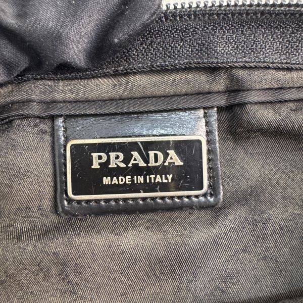 Prada 黑色尼龍斜背包 