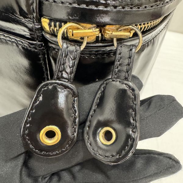 Chanel 大款漆皮手提化妝包 