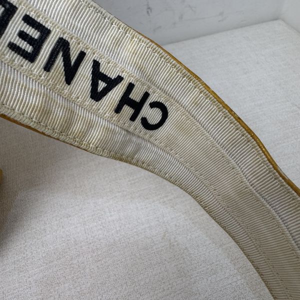 CHANEL 亮黃色漆皮 方形菱格紋斜背包 