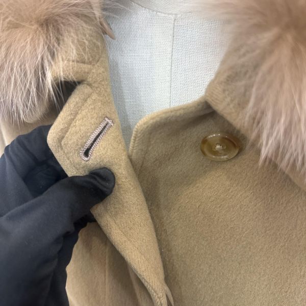 Burberry卡其色毛領大衣 