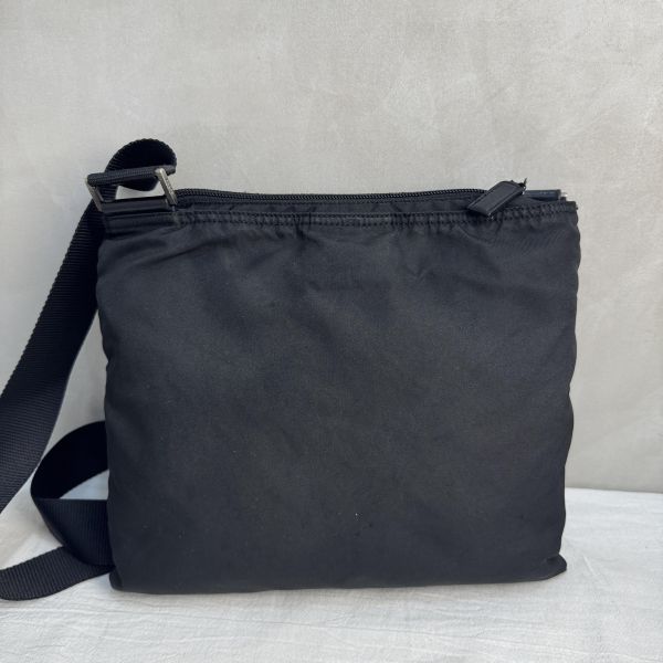 Prada 黑色尼龍斜背包 