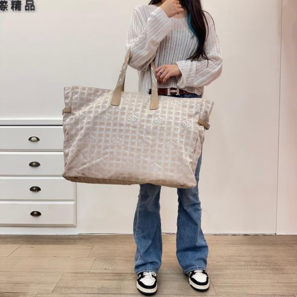 Chanel 大號奶茶色冰格旅行袋 