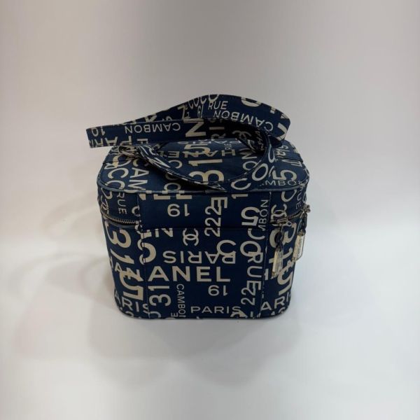 CHANEL 帆布字母塗鴉化妝箱包 