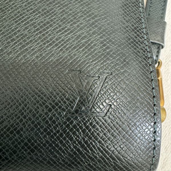 Louis Vuitton 墨綠色 Epi水波紋手拿包 
