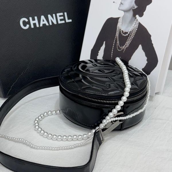 Chanel 漆皮小圓包 