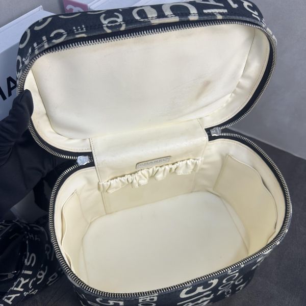 CHANEL 黑白字母塗鴉帆布肩背手提化妝箱* 
