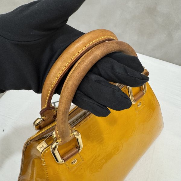 LV 漆皮梯形手提包 