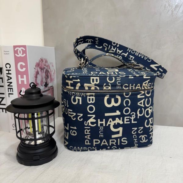 CHANEL 帆布字母塗鴉化妝箱包 