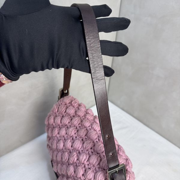 Fendi 粉色勾織 Baguette 肩背包 