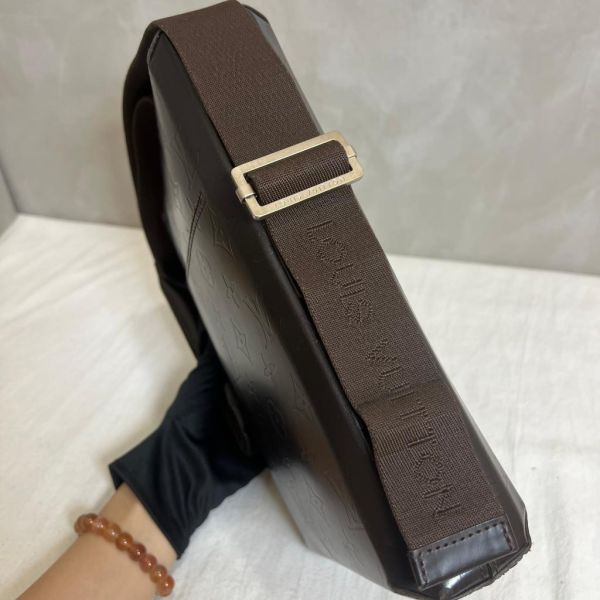 Louis Vuitton 硬殼肩包 