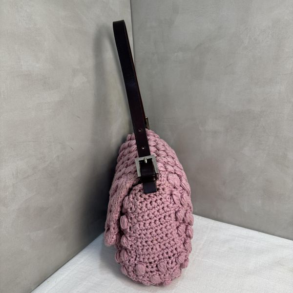 Fendi 粉色勾織 Baguette 肩背包 