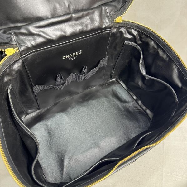 Chanel 菱格漆皮化妝包 