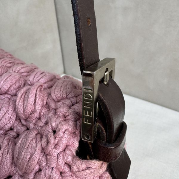 Fendi 粉色勾織 Baguette 肩背包 