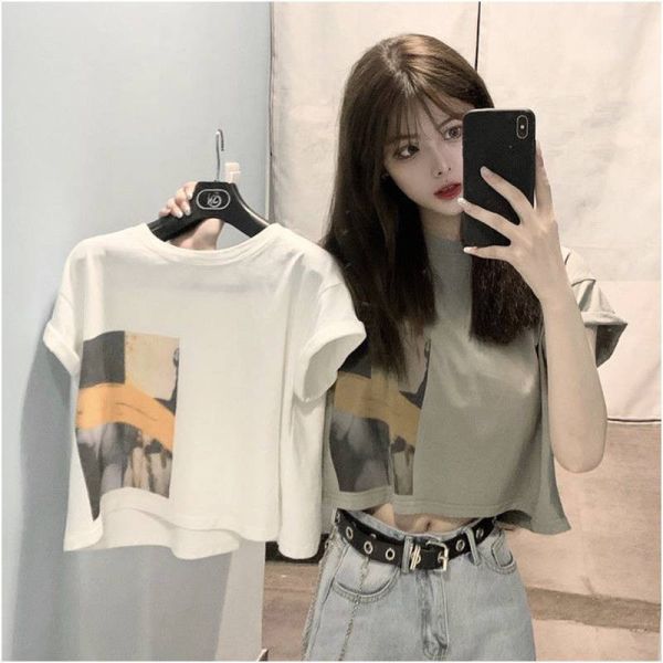 秋初內搭短版印花上衣｜日韓顯瘦奶絲T恤 短版上衣, 內搭T恤, 牛奶絲T恤, 顯瘦短袖, 韓系穿搭, 日韓風上衣, 秋冬內搭, 印花短T, 層次穿搭, 修身短版, 奶絲短袖, 百搭上衣, 高腰穿搭, 秋初單品, 女生T恤, 韓系短版T, 夏秋皆可穿, 彈性T恤, 親膚短袖, 小心機上衣