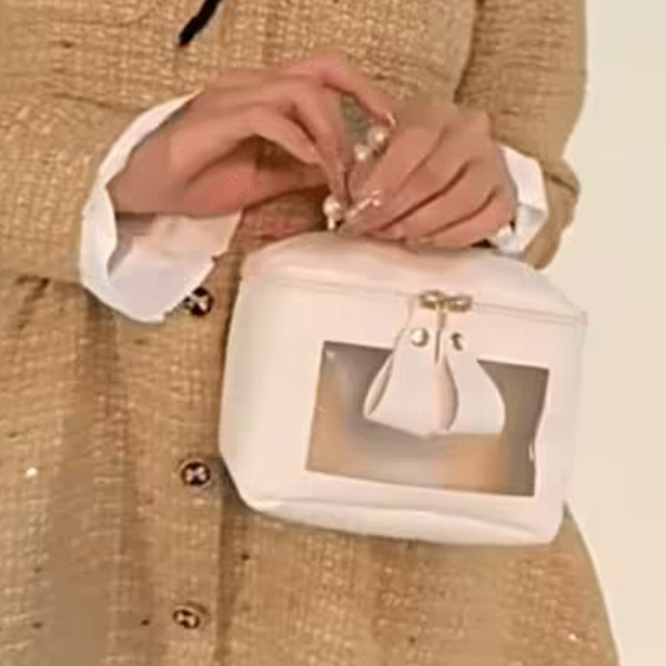 珍珠提把透明小窗晒娃立體包×斜背包×白色 珍珠提把包、透明包、斜背包、小方包、晒娃包、少女系包包、日韓風包包、立體包、白色包、可愛包、時尚手提包、百搭配件