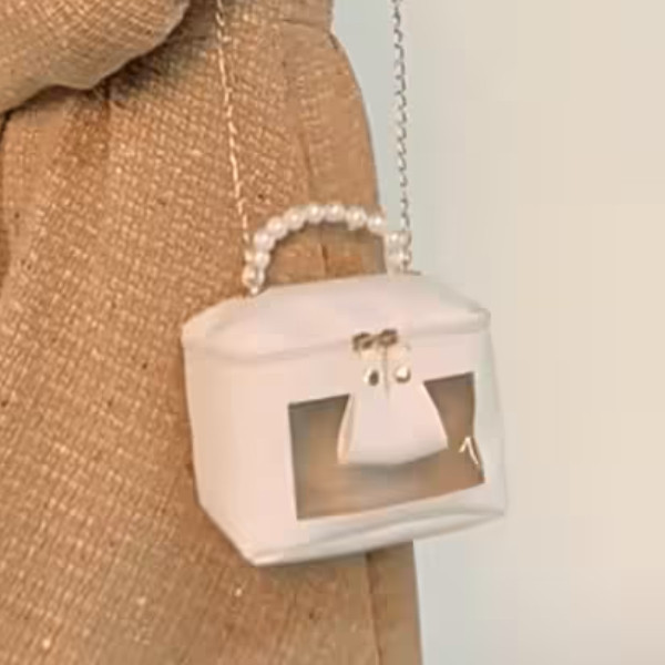 珍珠提把透明小窗晒娃立體包×斜背包×白色 珍珠提把包、透明包、斜背包、小方包、晒娃包、少女系包包、日韓風包包、立體包、白色包、可愛包、時尚手提包、百搭配件