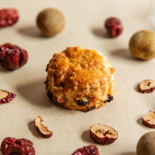 司康禮盒｜古早味組（桂圓 × 桂花 × 黑芝麻） 司康禮盒, 司康禮盒推薦, 手作司康, 司康甜點, 禮盒甜點, 下午茶禮盒, 親子友善, 桃園甜點, 伯爵司康, 抹茶司康, 桂圓司康, 鹹乳酪司康