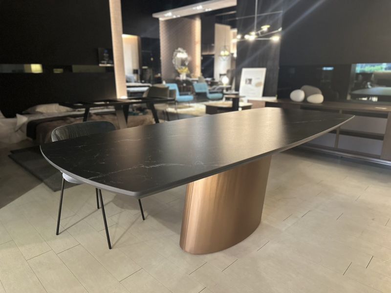 多拉多斜柱餐桌 