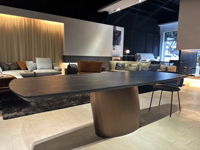 多拉多斜柱餐桌 