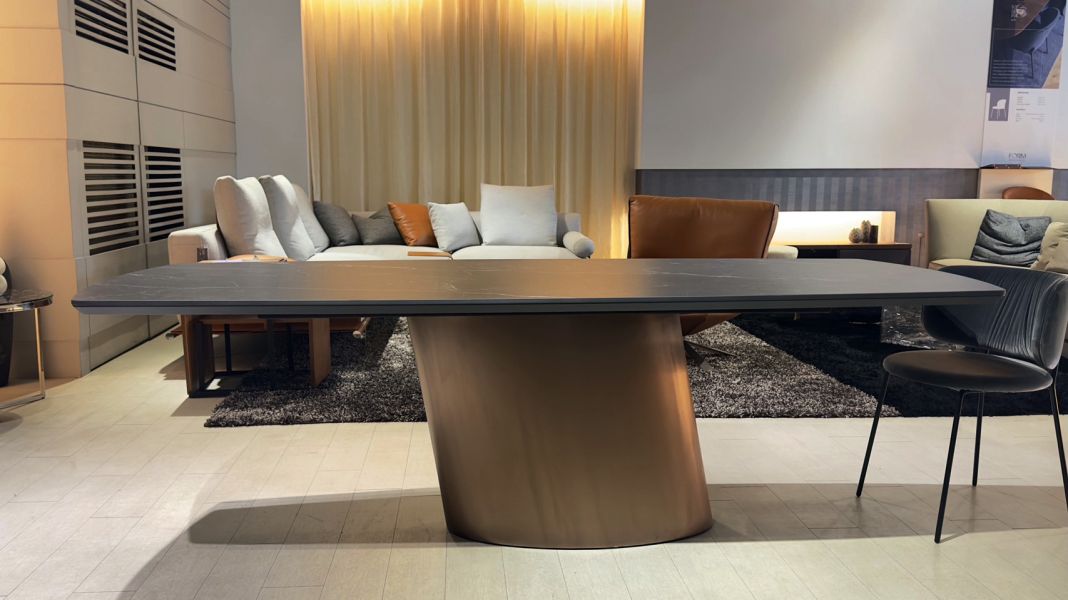 多拉多斜柱餐桌 