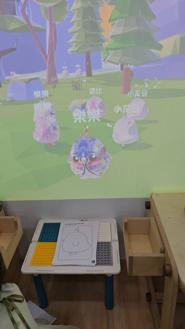 諾比互動遊戲 × 朵莉中文繪本 （半日親子特別活動 ） 🎮諾比互動空間,親子放電首選,桃園中路,桃園藝文特區,親子空間,繪本遊戲課,朵莉老師,風禾公園,拉麵夫人中路店,小滿家, VR / AR 沉浸體驗,體感運動挑戰, 畫畫上傳互動,投影大螢幕沉浸式遊戲,雨天備案