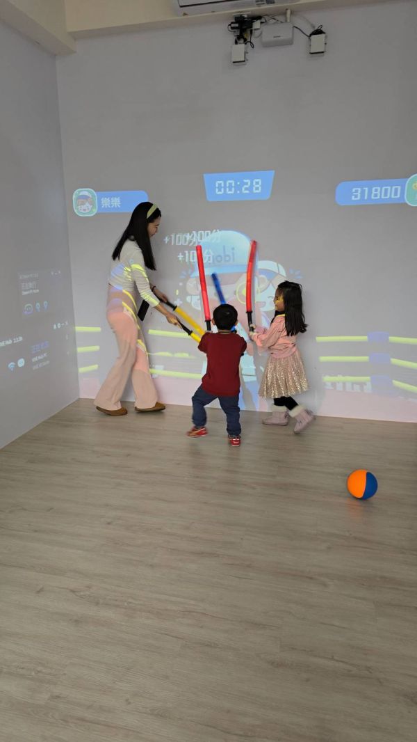 諾比互動遊戲 × 朵莉中文繪本 （半日親子特別活動 ） 🎮諾比互動空間,親子放電首選,桃園中路,桃園藝文特區,親子空間,繪本遊戲課,朵莉老師,風禾公園,拉麵夫人中路店,小滿家, VR / AR 沉浸體驗,體感運動挑戰, 畫畫上傳互動,投影大螢幕沉浸式遊戲,雨天備案