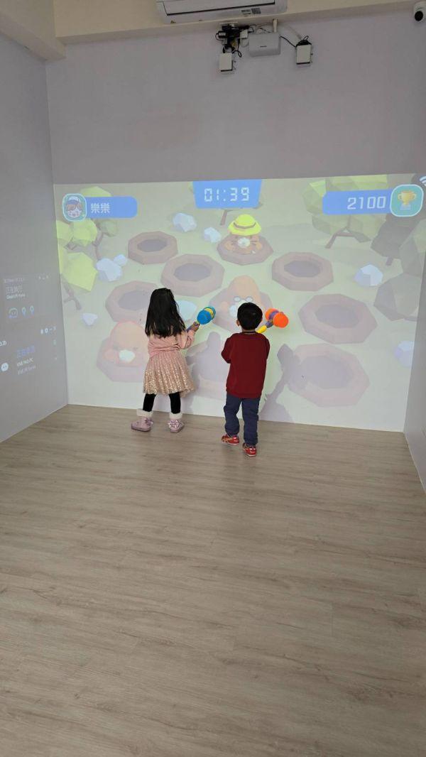 諾比互動遊戲空間3小時暢玩 🎮諾比互動空間,親子放電首選,桃園中路,桃園藝文特區,親子空間,繪本遊戲課,朵莉老師,風禾公園,拉麵夫人中路店,小滿家, VR / AR 沉浸體驗,體感運動挑戰, 畫畫上傳互動,投影大螢幕沉浸式遊戲,雨天備案