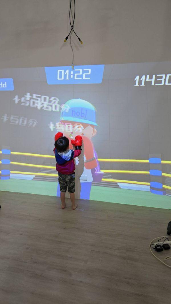 諾比互動遊戲空間3小時暢玩 🎮諾比互動空間,親子放電首選,桃園中路,桃園藝文特區,親子空間,繪本遊戲課,朵莉老師,風禾公園,拉麵夫人中路店,小滿家, VR / AR 沉浸體驗,體感運動挑戰, 畫畫上傳互動,投影大螢幕沉浸式遊戲,雨天備案