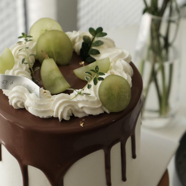 ⊳四吋法芙娜可可伯爵白葡萄蛋糕(4月份限定) 高雄生日蛋糕,三民區甜點,4吋蛋糕,鮮奶油蛋糕,伍柒邸社,伍柒甜點,精緻蛋糕,小蛋糕,情侶慶生,日本十勝奶霜,三民區生日蛋糕