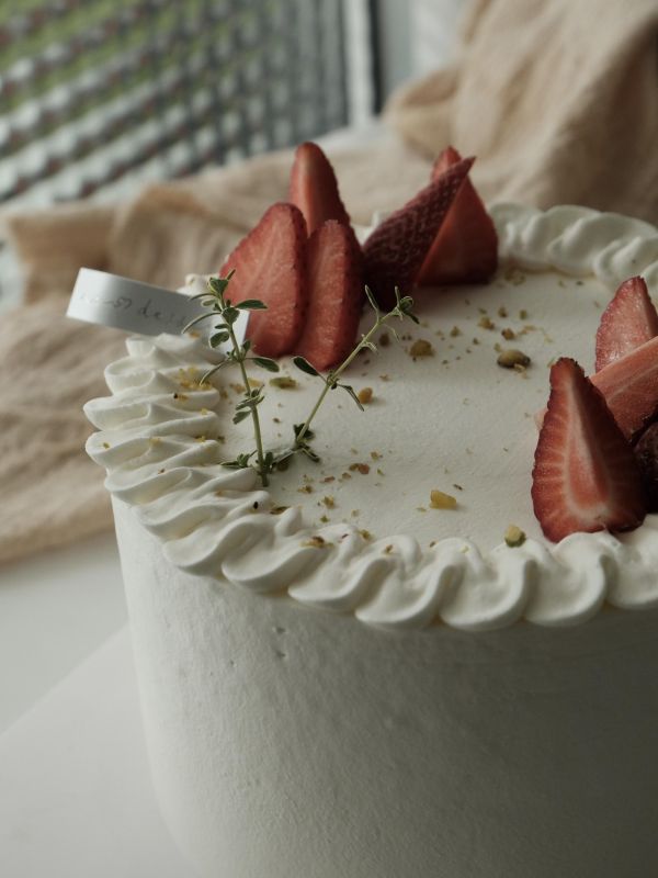 ⊳六吋紅玉開心果草莓蛋糕(三月份限定) 高雄生日蛋糕,三民區甜點,6吋蛋糕,鮮奶油蛋糕,伍柒邸社,伍柒甜點,慶生蛋糕,小蛋糕,日本十勝奶霜,三民區生日蛋糕