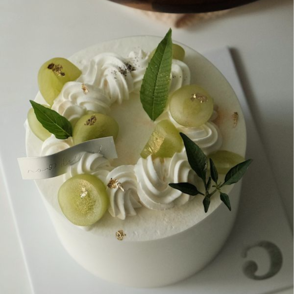 ⊳四吋香草鐵觀音白葡萄蛋糕 高雄生日蛋糕,三民區生日蛋糕,高雄四吋蛋糕,鮮奶油蛋糕,客製蛋糕,高雄甜點工作室,小型生日蛋糕,高雄手作甜點,高雄鮮奶油蛋糕,伍柒甜點工作室