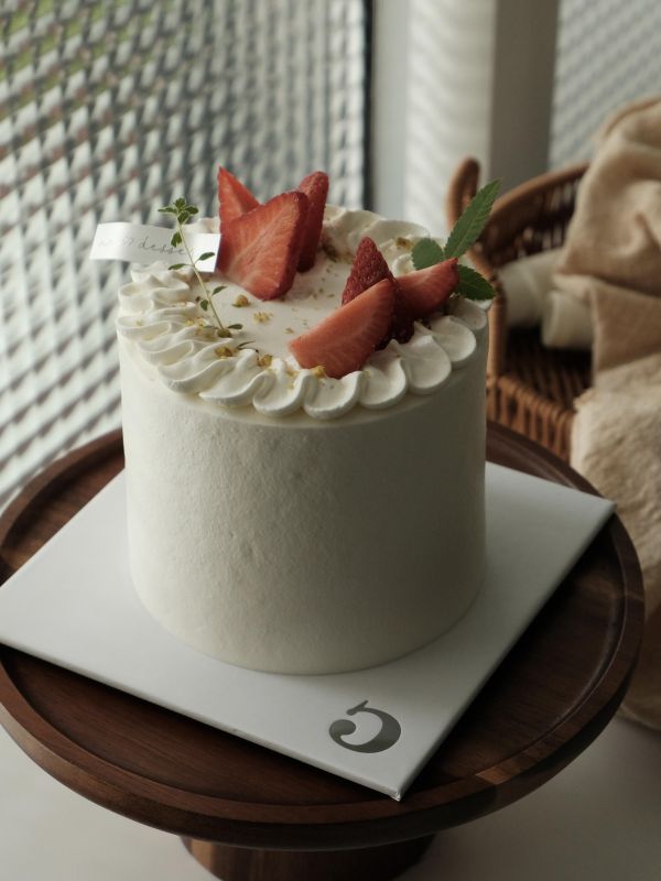 ⊳四吋紅玉開心果草莓蛋糕(三月份限定) 高雄生日蛋糕,三民區甜點,4吋蛋糕,鮮奶油蛋糕,伍柒邸社,伍柒甜點,精緻蛋糕,小蛋糕,情侶慶生,日本十勝奶霜,三民區生日蛋糕