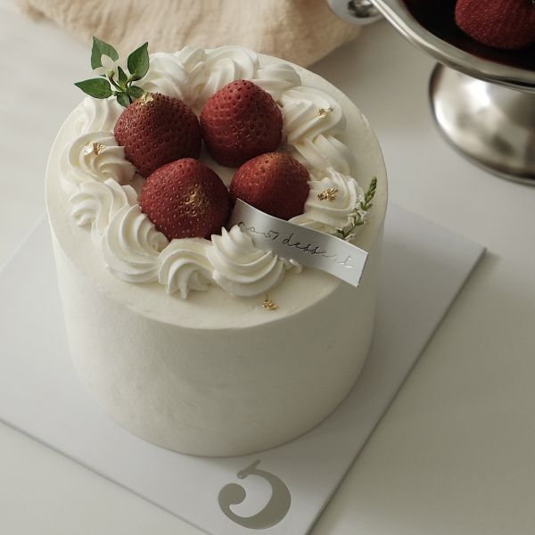 ⊳四吋經典大湖草莓蛋糕 高雄生日蛋糕,三民區生日蛋糕,高雄四吋蛋糕,鮮奶油蛋糕,客製蛋糕,高雄甜點工作室,小型生日蛋糕,高雄手作甜點,高雄鮮奶油蛋糕,伍柒甜點工作室