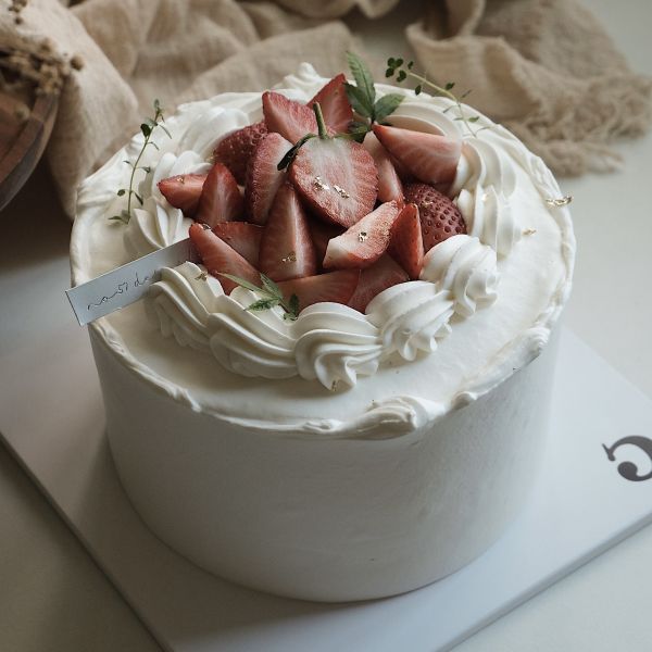 ⊳六吋唐寧伯爵大湖草莓蛋糕 