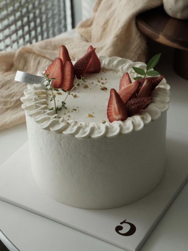 ⊳六吋紅玉開心果草莓蛋糕(三月份限定) 高雄生日蛋糕,三民區甜點,6吋蛋糕,鮮奶油蛋糕,伍柒邸社,伍柒甜點,慶生蛋糕,小蛋糕,日本十勝奶霜,三民區生日蛋糕